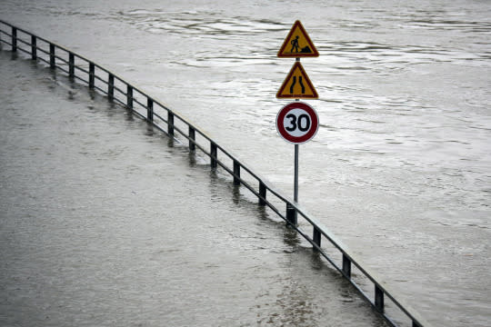 Thousands evacuated as floods batter Paris region