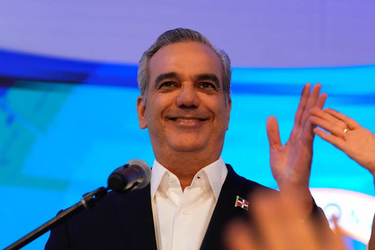 El actual candidato presidencial Luis Abinader se dirige a sus partidarios después de que el primer recuento de votos lo mostrara a la cabeza en las elecciones generales en Santo Domingo, República Dominicana, el domingo 19 de mayo de 2024.