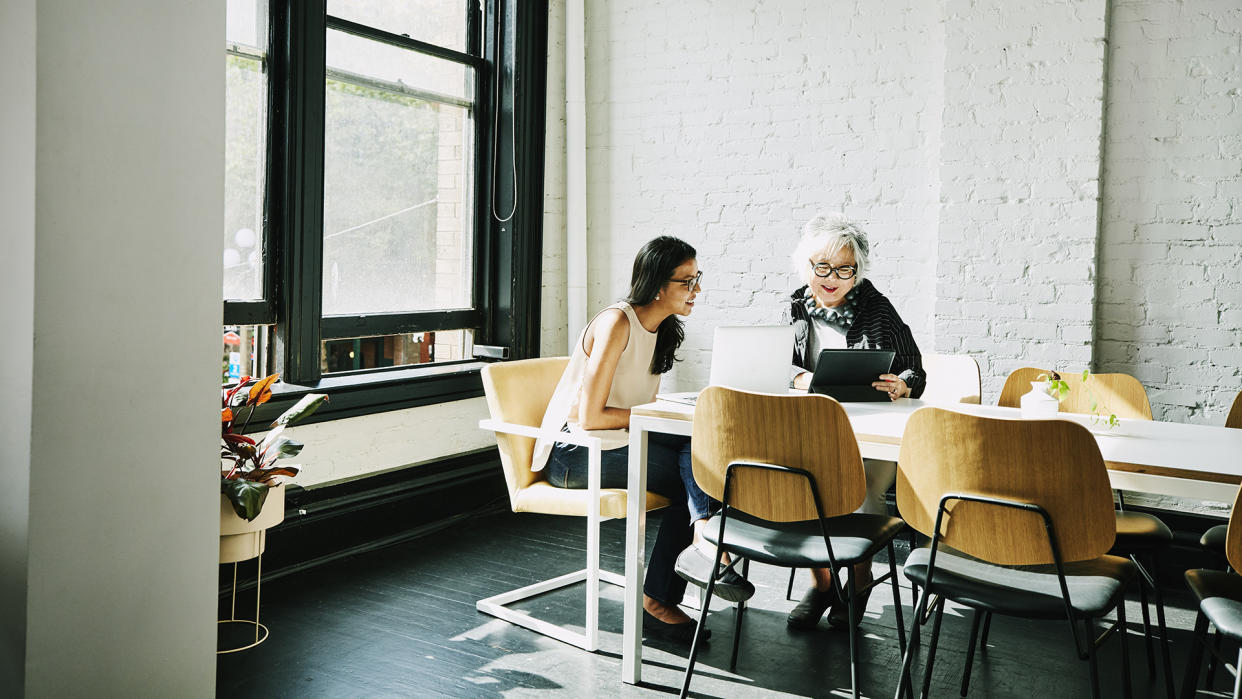  Two people meeting in an office. 