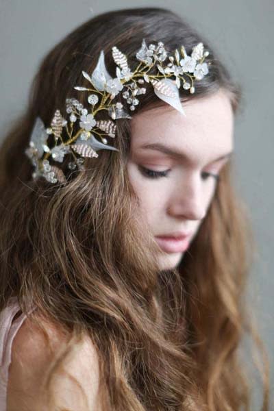 Un ‘casquillo’ floral. Este accesorio llevará todo el impacto hacia tu cabello y tu rostro. Es ideal para novias de estilo bohemio y romántico. Está disponible en Twigs & Honey. - Foto: twigsandhoney.com