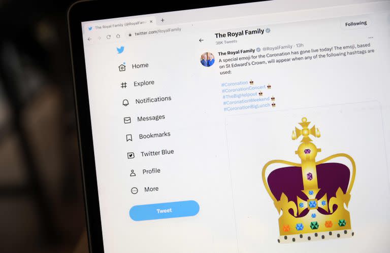 La cuenta de Twitter de la Familia Real Británica muestra un nuevo emoji, basado en la Corona de San Eduardo, y presentado con motivo de la próxima coronación del rey Carlos III de Gran Bretaña.