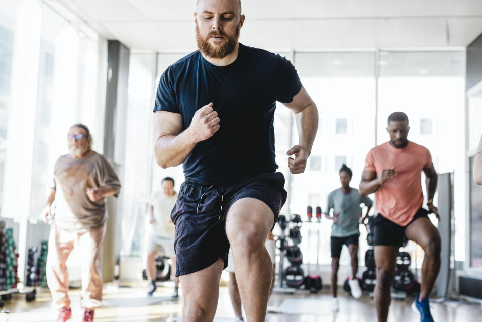 Incorporar algunos nuevos hábitos en nuestro estilo de vida, como practicar actividad física frecuente, meditar o hacer yoga, podrían contribuir a la solución de la disfunción eréctil. (Getty Creative)