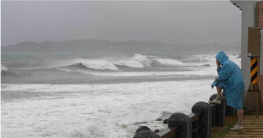 中颱璨樹挾帶豐沛雨量北上，今天下午中心來到距離台北東北東方，強度和上午一樣，無絲毫減弱，造成全台停電戶數快 速攀升。圖為民眾12日到北海岸邊拍照觀浪。（陳君瑋攝）