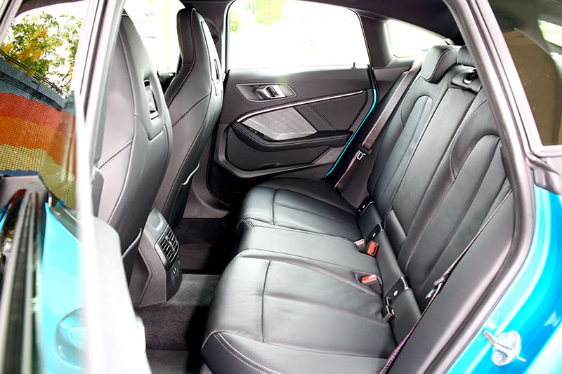 四門Coupe好處就是方便進出後座，2,670mm軸距也提供充裕環境。