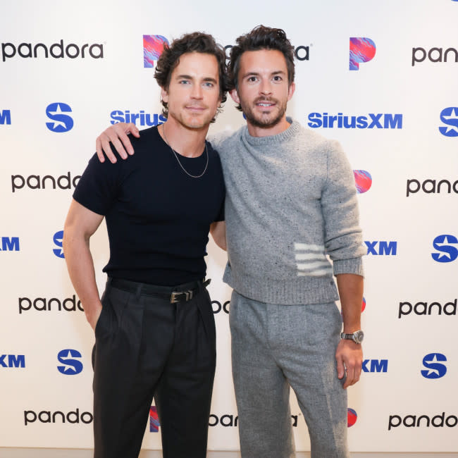 Revela Jonathan Bailey cómo él y Matt Bomer se unieron para interpretar a una pareja en la pantalla credit:Bang Showbiz