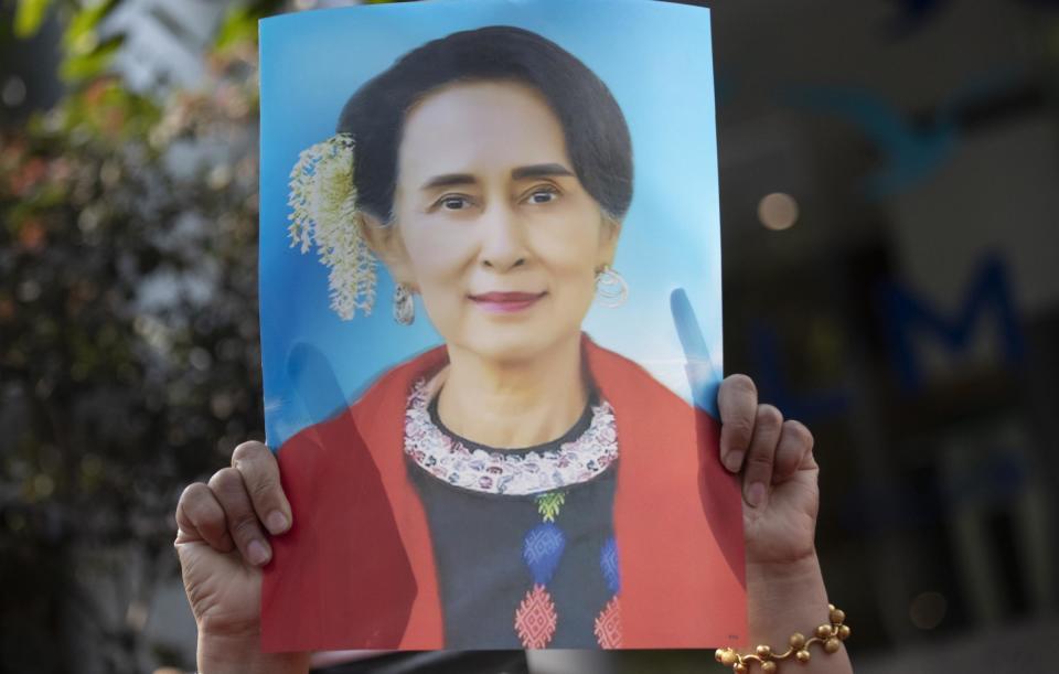 La città di Yangon presidiata dai militari il giorno dopo il colpo di Stato che ha portato all'arresto della leader del Paese, Aung San Suu Kyi (Andrew Nachemson via AP)