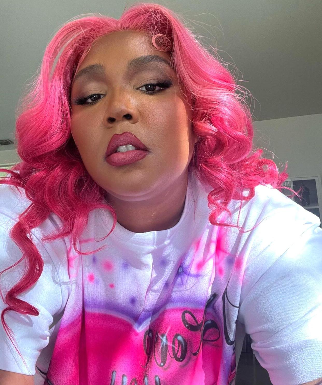 Lizzo Shows Off Her New Hot Pink Locks as she Dances to 'Grrrls'