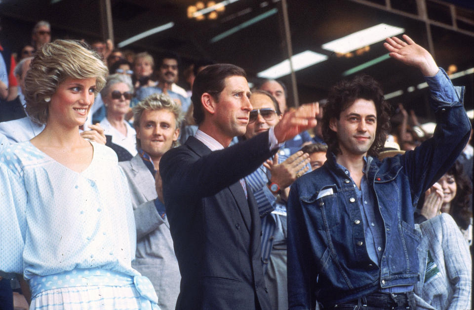 En esta foto del 13 de julio de 1985, la princesa Diana, a la izquierda, el príncipe Carlos y el organizador del evento, Bob Geldof, saludan al público en el Wembley Stadium de Londres durante el concierto benéfico Live Aid para ayudar a aliviar el hambre en África. (AP Foto/Joe Schaber, Archivo)