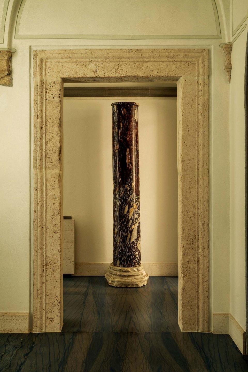 a large vase in a room