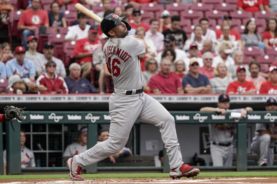 Paul Goldschmidt de los Cardenales de San Luis conecta un jonrón de dos carreras en el juego contra los Rojos de Cincinnati, el lunes 30 de agosto de 2021, en Cincinnati. (AP Foto/Jeff Dean)