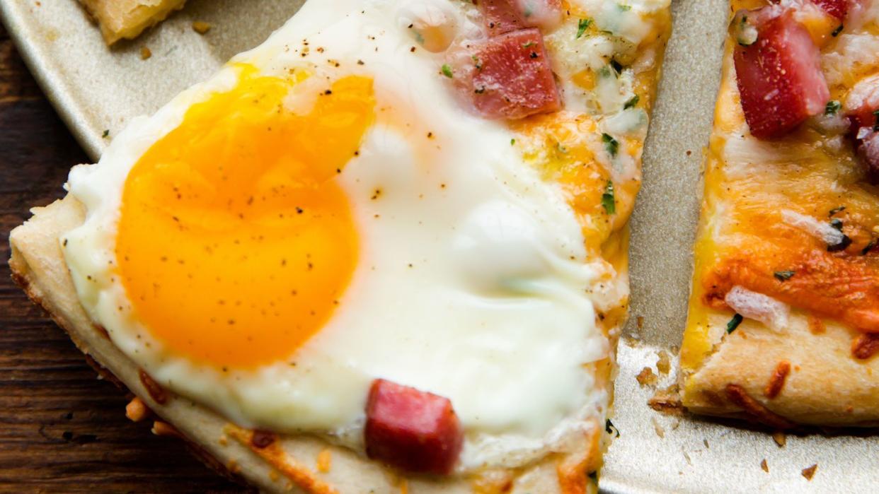 ham egg cheese breakfast pizza vertical