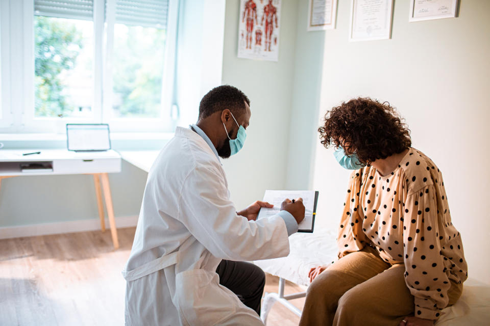 Ya existen clínicas post-Covid especializadas en tratar a pacientes que han pasado el coronavirus pero que no se ha recuperado del todo. Algunos todavía tienen dificultad para respirar y sus manos se hinchan y ponen rígidas. Otros continúan luchando contra una variedad de efectos físicos o mentales, como daño pulmonar, problemas cardíacos o neurológicos , ansiedad y depresión. (Foto: Getty)