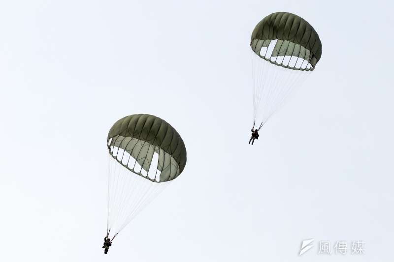 20180522-陸軍22日上午於屏東傘兵潮州空降場，進行跳傘實地演練。（蘇仲泓攝）