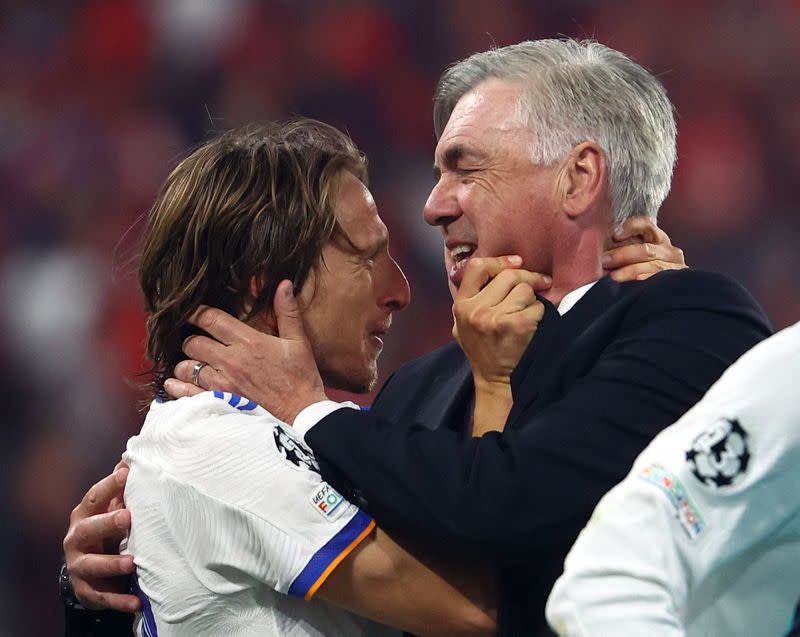 Foto del sábado del DT del Real Madrid Carlo Ancelotti celebrando con Luka Modric tras ganar la Champions League