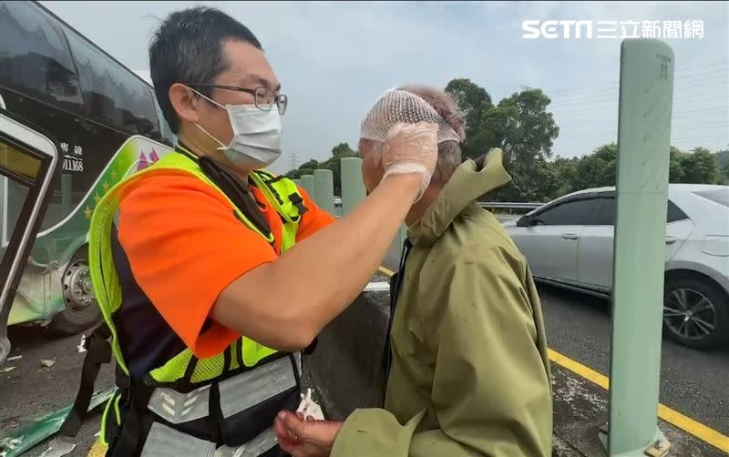 遊覽車司機頭部受傷，救護員幫他做初步包紮。（圖／翻攝畫面）