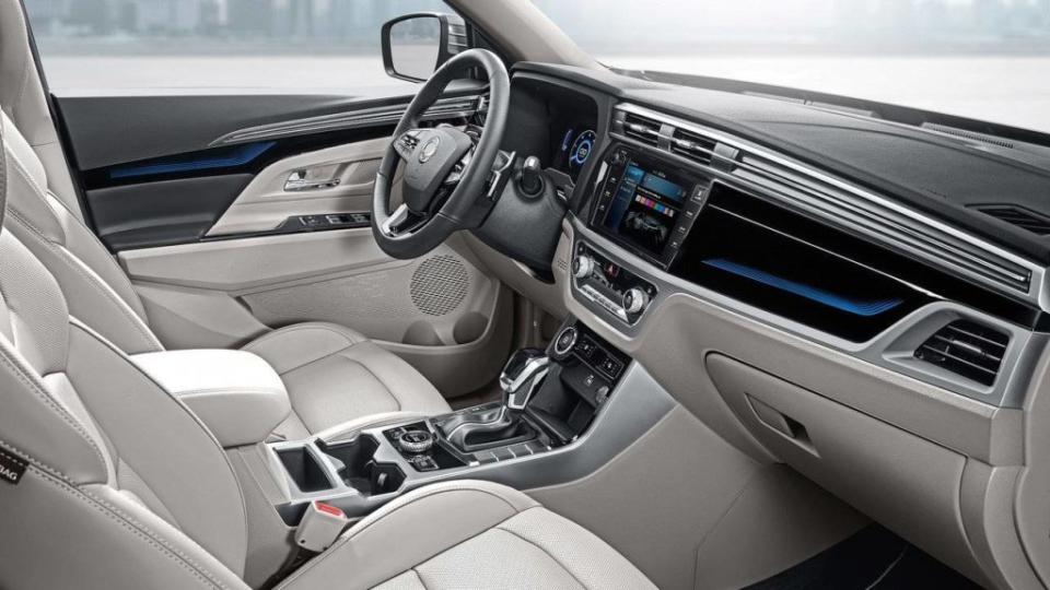 車內採用10.25吋全彩數位儀表板、10吋中央觸控螢幕(提供Apple CarPlay與Android Auto手機連結)，還具備手機無線充電功能。(圖片來源/ 雙龍)
