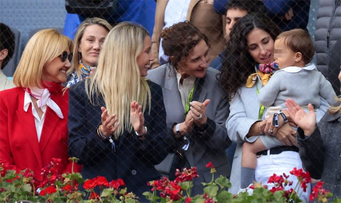 El pequeño Rafa, con su madre, su tía y sus abuelas