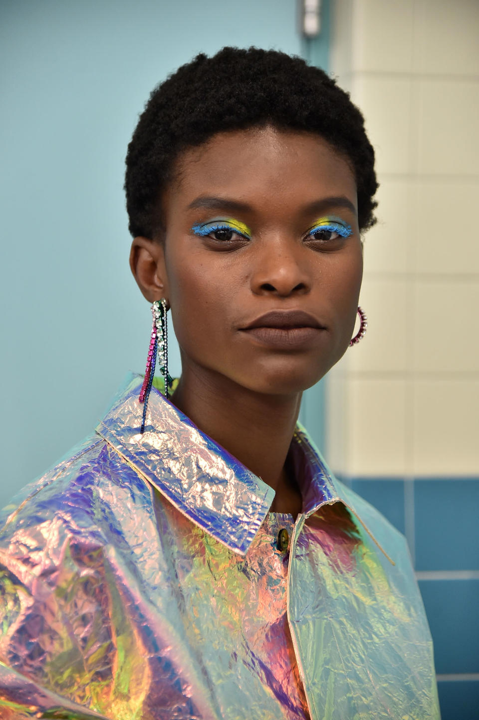 <p>A tapered ’fro keeps the focus on the interesting eye makeup. (Photo: Getty Images) </p>