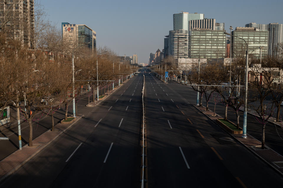 Eine leergefegte Straße in Peking: Auch in der Hauptstadt gab es bereits einige Hundert Fälle. Noch wird versucht, die Ausbreitung durch begrenzte Abschottungsmaßnahmen auf Stadtteil-Ebene einzudämmen. (Bild: Nicolas Asfouri/AFP)