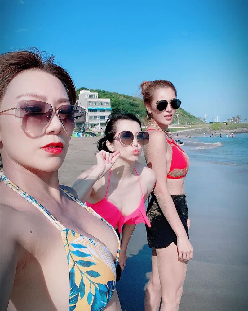 佩甄近日和姐妹去海邊玩，好身材令不少粉絲欽羨。（圖／翻攝自佩甄臉書）