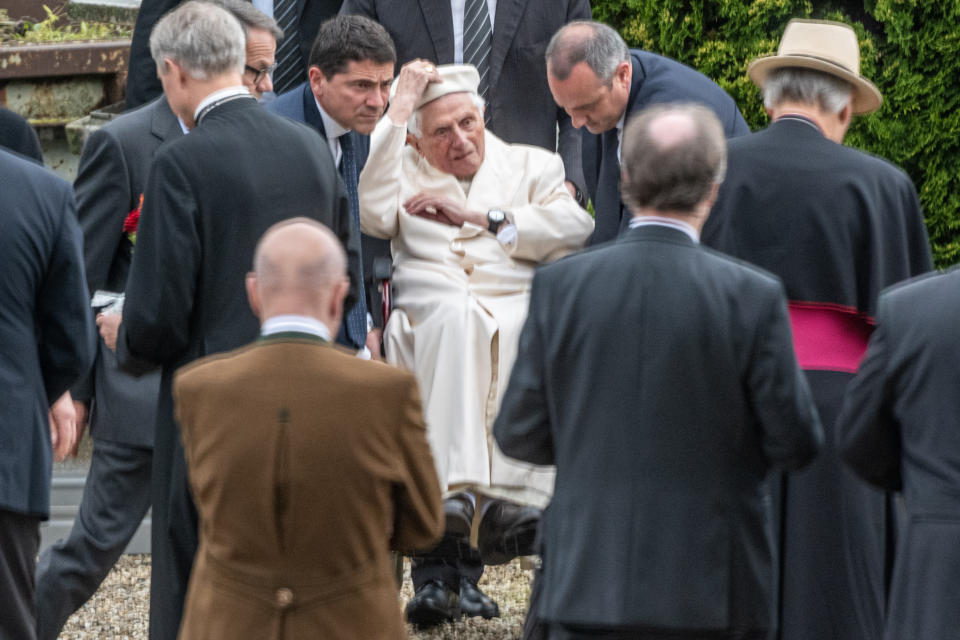 Benedict XVI visits parents' grave