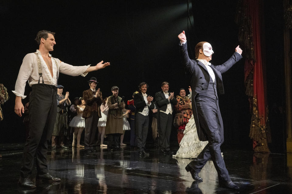 El elenco de "El fantasma de la ópera" recibe el aplauso del público en la última función del musical en el Teatro Majestic de Broadway el 16 de abril de 2023, en Nueva York. (Foto Charles Sykes/Invision/AP)