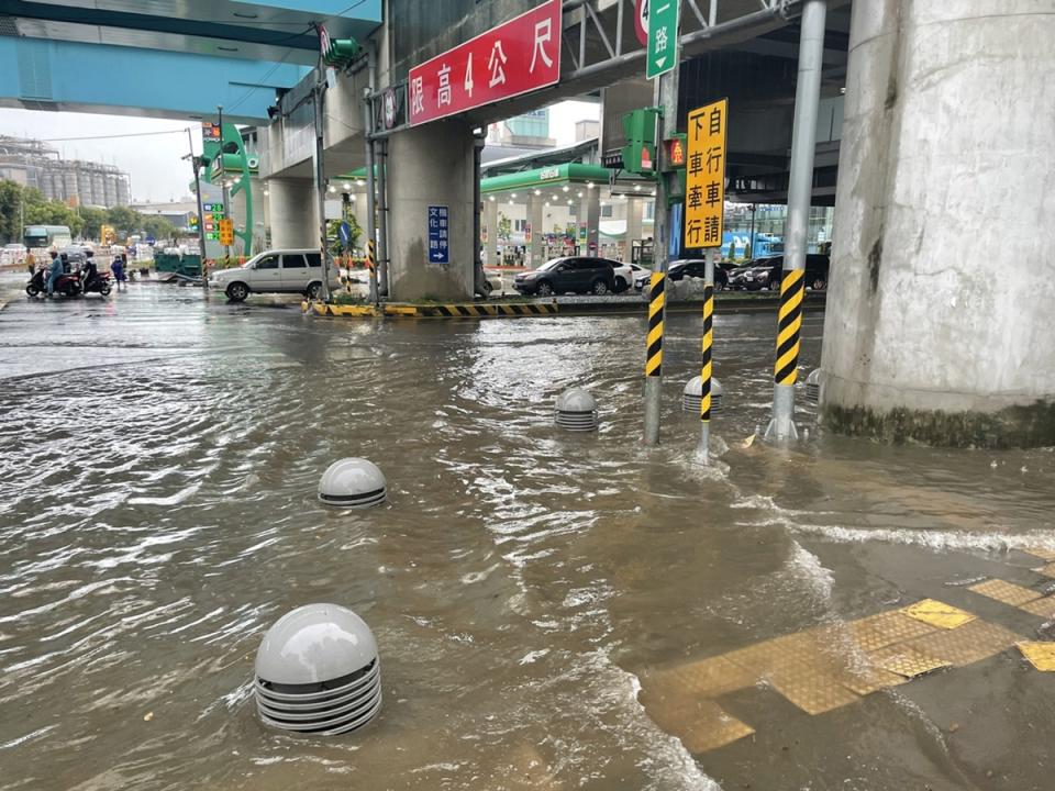 中央氣象局30日下午對桃園市發出大雨特報，桃園機場捷運A8長庚醫院站前的復興一路與文化一路口出現淹水情形。（警方提供）