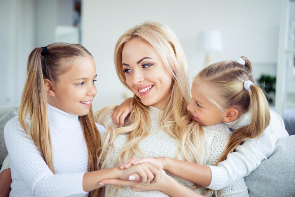 Madre con dos hijas