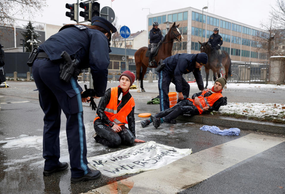Polizisten versuchen in München, eine Blockade der 