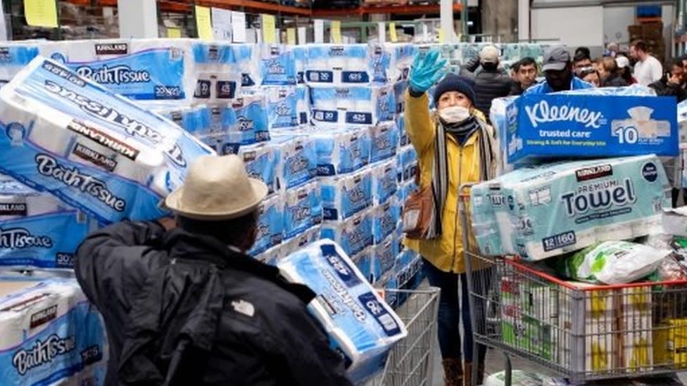 Personas toman papel de baño de una tienda