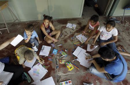 Cuban children draw at a shelter in La Cruz, Costa Rica, November 27, 2015. REUTERS/Juan Carlos Ulate