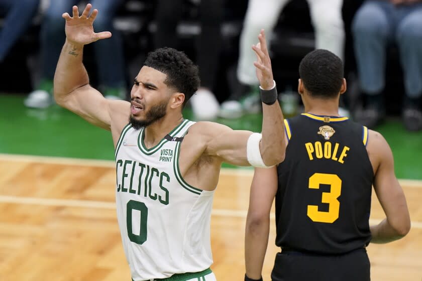 Jayson Tatum, de los Celtics de Boston, reacciona en el cuarto partido de las Finales de la NBA, ante los Warriors de Golden State, el viernes 10 de junio de 2022 (AP Foto/Steven Senne)