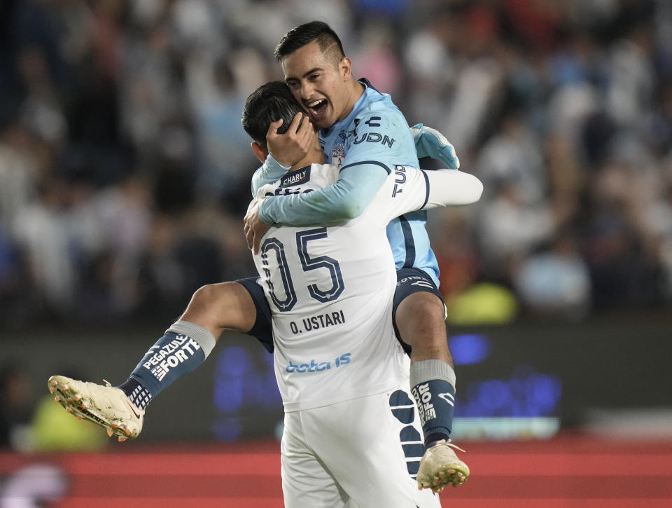 Erick Sánchez, derecha, del Pachuca, y su compañero, el guardameta Óscar Ustari, festejan el tercer gol del equipo ante el Toluca en el partido de vuelta de la final del torneo Apertura mexicano, el domingo 30 de octubre de 2022, en Pachuca, México. (AP Foto/Moisés Castillo)