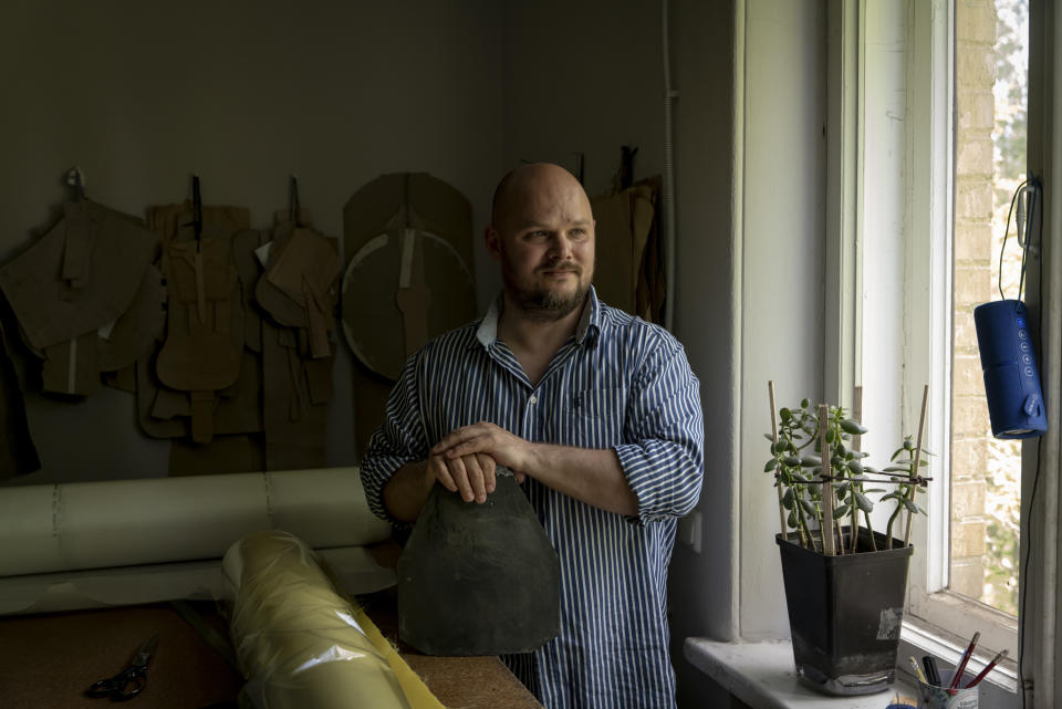 Yuriy Zakharchuk, cuya empresa pasó de fabricar vestuario de combate para la escena a armaduras corporales y cascos, en el taller de Steel Mastery en Kiev, el 6 de junio de 2022. (Nicole Tung/The New York Times)
