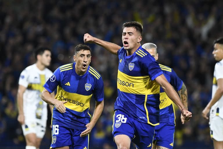 Aaron Anselmino celebra su primer gol con la camiseta de Boca y que le dio la victoria por la Copa Sudamericana