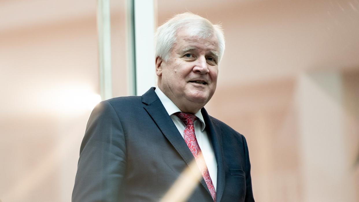 Innenminister Horst Seehofer (CSU) war zuletzt zunehmend unter Druck geraten, weil binationale Paare bereits wochenlang eine Lösung angemahnt hatten.