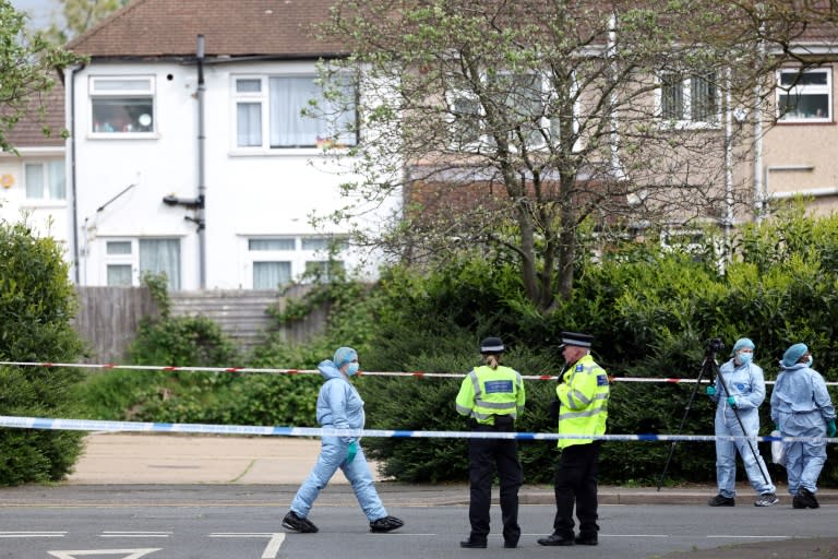 La policía forense examina el lugar donde un hombre atacó a unos transeúntes con una espada, en Hainault, en el este de Londres, el 30 de abril de 2024 (Adrian Dennis)