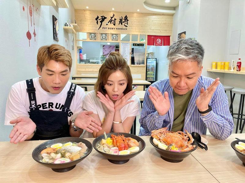 王瞳今年4月帶《娛樂超skr》小路（左1）跟阿甘去品嘗好吃的鍋燒意麵。（民視提供）