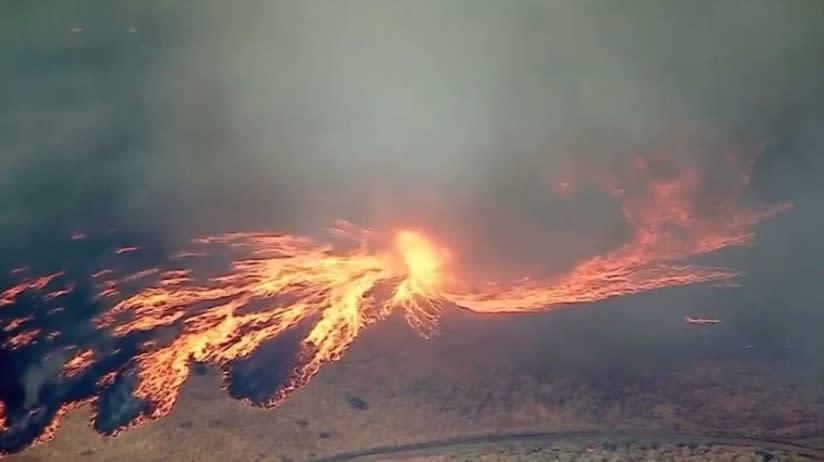 加州山林大火「山姆大火」出現「火龍捲」（Firenado）。（圖／翻攝自Twitter／@eltempsTV3）