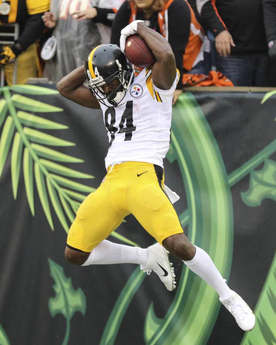 Pittsburgh Steelers wide receiver Antonio Brown celebrates his touchdown in the second half of an NFL football game against the Cincinnati Bengals, Sunday, Oct. 14, 2018, in Cincinnati. (AP Photo/Gary Landers)