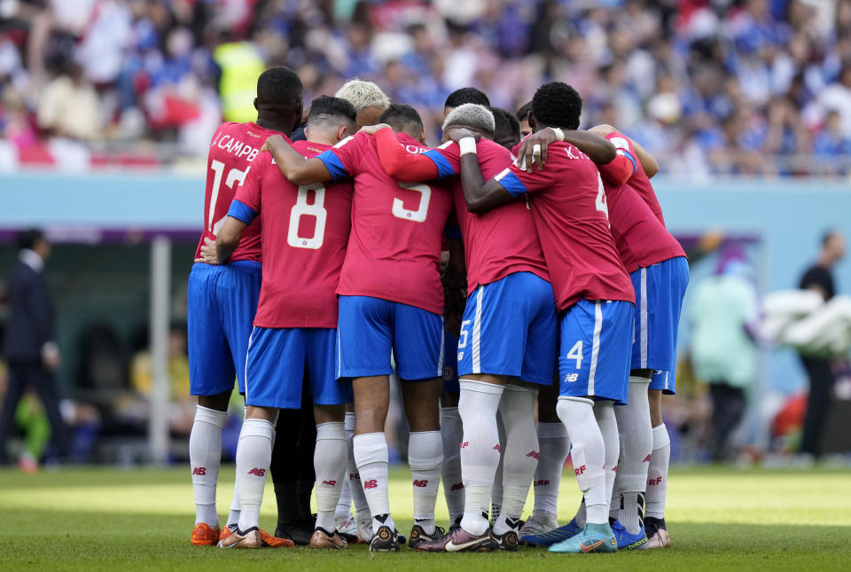 Los jugadores de Costa Rica se reúnen en un círculo antes del inicio del partido del Grupo E contra Japón, en el estadio Ahmad Bin Ali en Rayán, Qatar, el 27 de noviembre de 2022. (AP Foto/Darko Bandic)