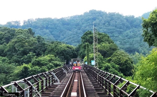 舊山線鐵道自行車龍騰站到六號隧道沿途可欣賞魚藤坪鐵橋、龍騰斷橋古蹟。（記者蘇春瑛攝）