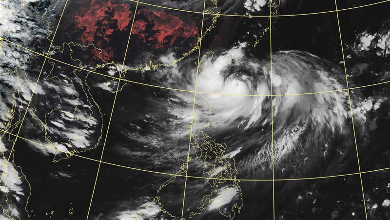 強颱軒嵐諾持續影響台灣。（圖／翻攝自氣象局）