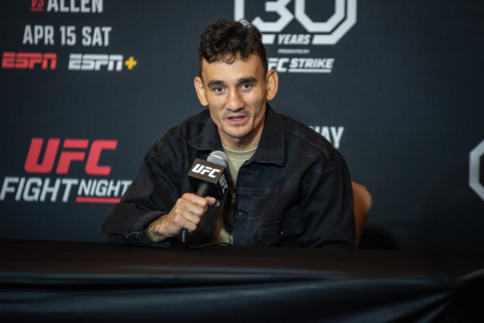 KANSAS CITY, MISSOURI - 12 DE ABRIL: Max Holloway se dirige a los medios de comunicación para UFC Fight Night Kansas City el 12 de abril de 2023 en T-Mobile Center en Kansas City, Missouri. (Foto de Matt Davies/PxImages/Icon Sportswire vía Getty Images)