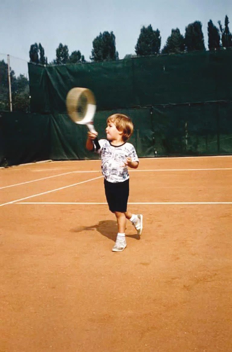 Los primeros golpes de Federer en un court. 