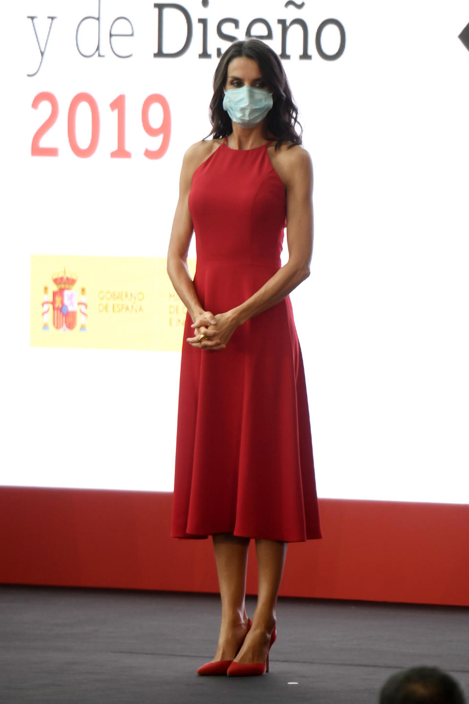 Su <em>total red look</em> de los Premios Nacionales de Innovación y Diseño 2019, obviamente, no podía faltar en esta selección. Y es que aquel vestido rojo con escote halter le sentaba de maravilla a la reina. (Foto: Carlos Alvarez / Getty Images)