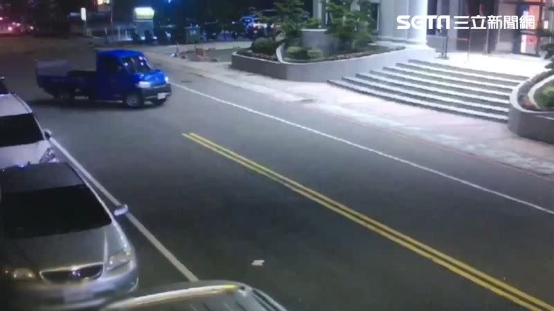 小貨車先是開到館長健身房對向車道前，接著駕駛便動也不動，讓車停在路中央，經過6秒鐘後，直接左轉衝上健身房前的階梯，再撞上健身房大門。（圖／翻攝畫面）