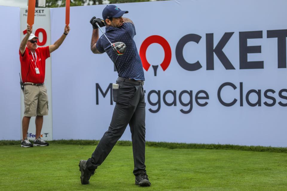 El golfista de la PGA Aaron Rai hace el saque inicial durante la primera ronda del Rocket Mortgage Classic en el Detroit Golf Club en Detroit el jueves 27 de junio de 2024. Rai terminó 6 bajo par y es el líder.