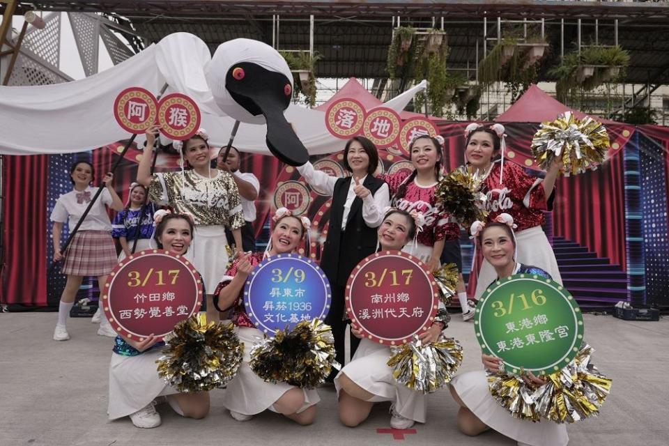 屏東縣長周春米（中）與紙風車屏東團合影，宣告表演時間。（照片：屏東縣府）