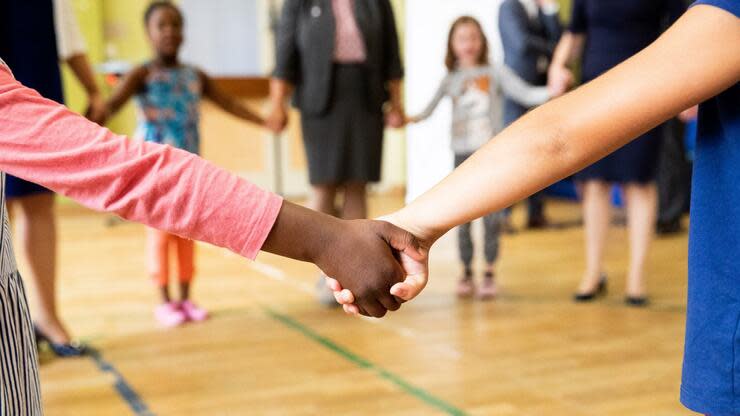 In Deutschland fehlen mehr als 300.000 Erzieherinnen. Foto: dpa